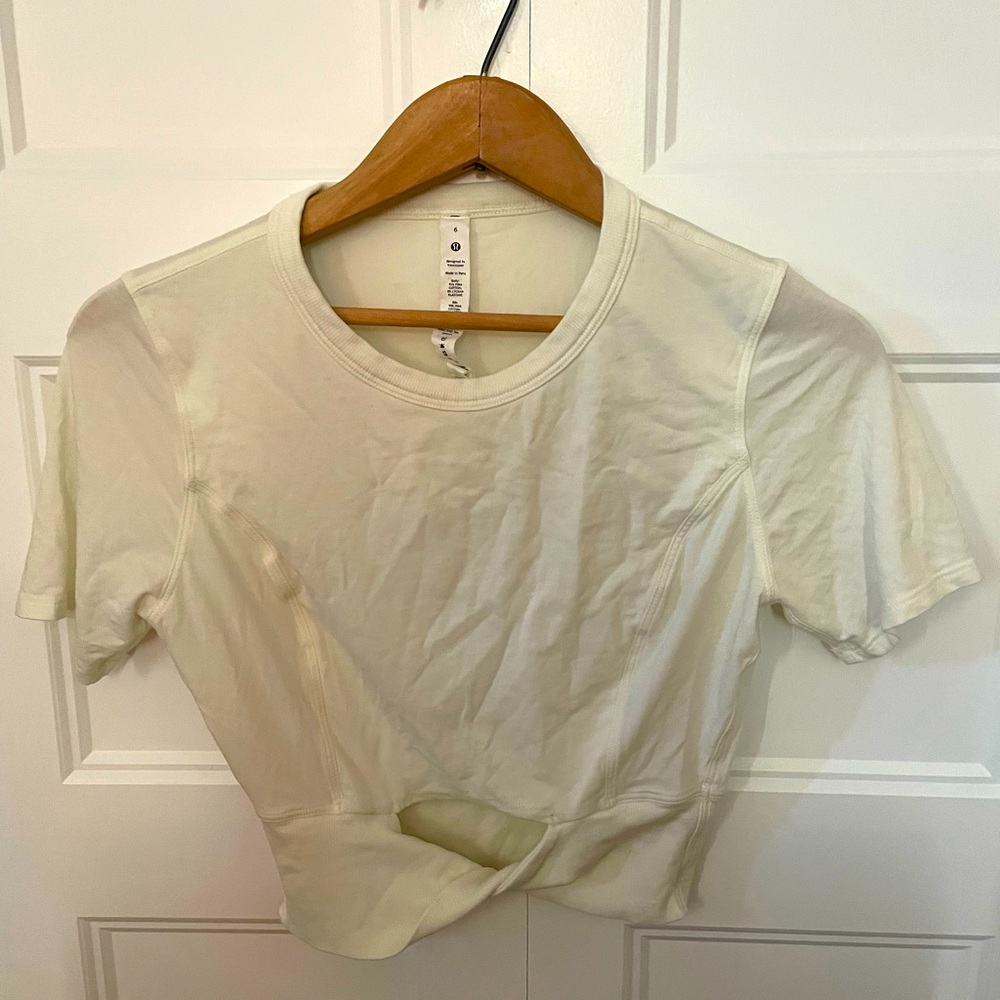 Lululemon cropped top white size 6. Never worn in excellent condition.
